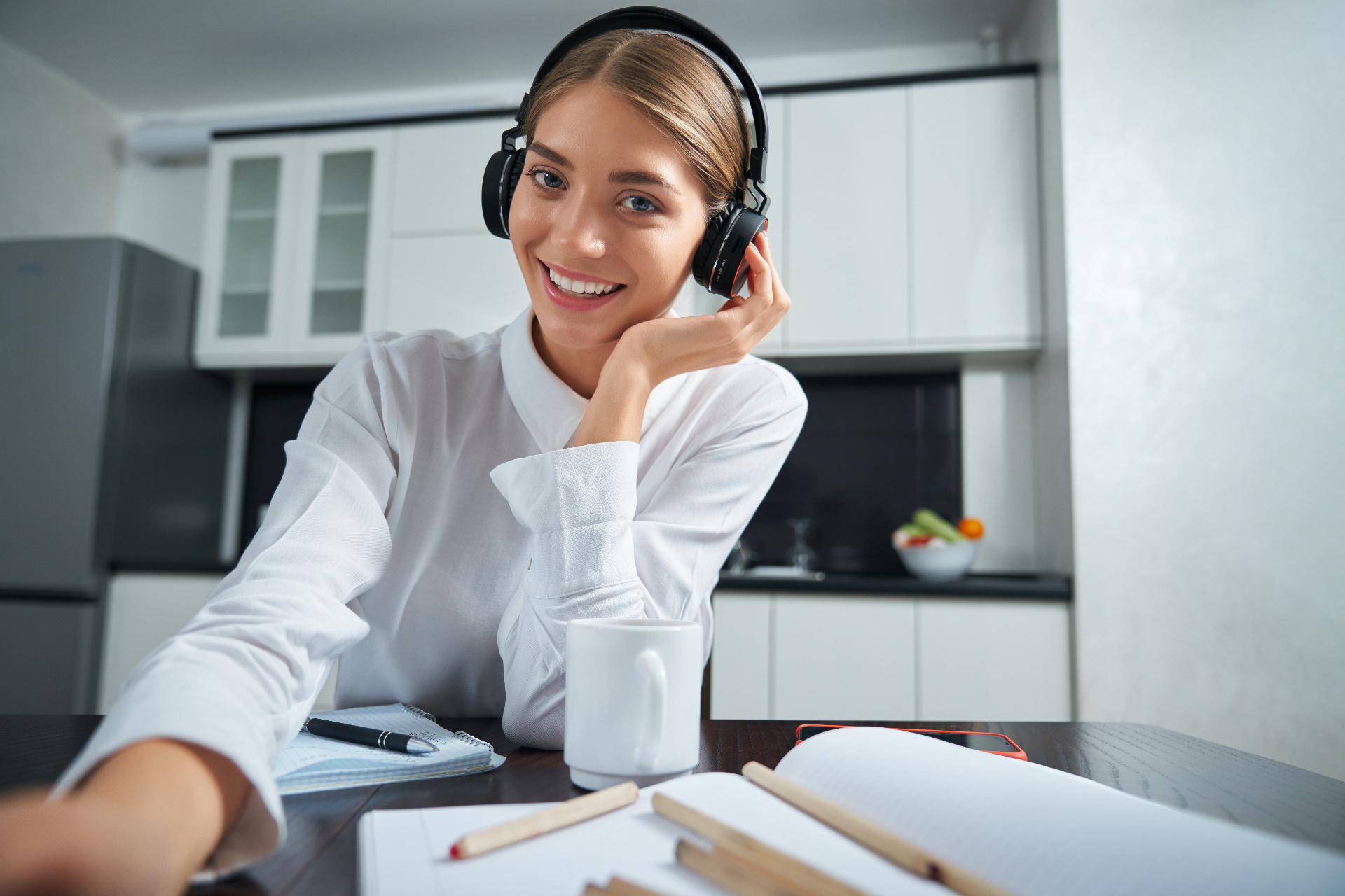 Professional werkt remote vanuit een lichte werkplek